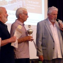 Siegerehrung: IM Yuri Boidman, Erich Krüger, Turnierleiter Gottfried Schumacher