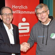 Bernd Rosen mit dem Vertreter der Sparkasse  @Peter Ingenerf, SC Straelen